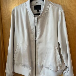 Banana Republic women’s xl bomber jacket cream. Worn once.